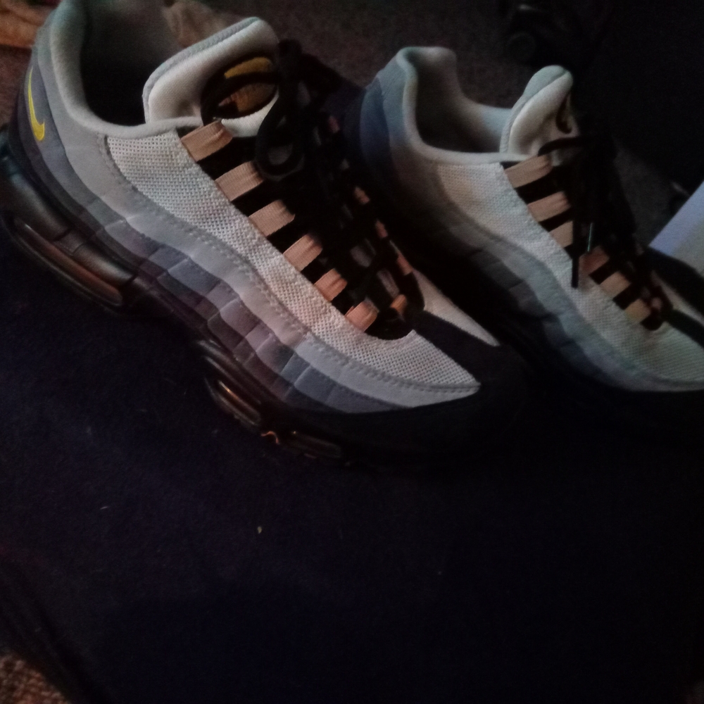 Nike Air Maxes 95 Men's Black and Gray Sneakers